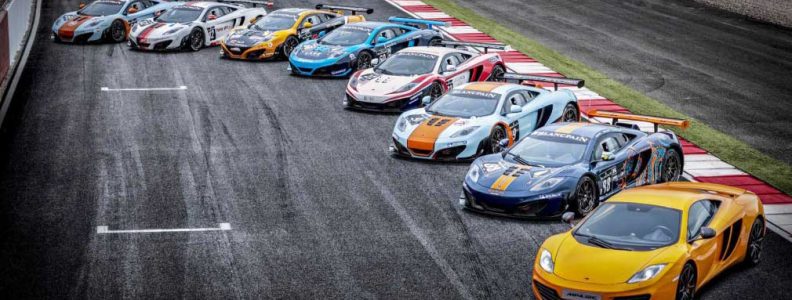 voiture de course sur circuit